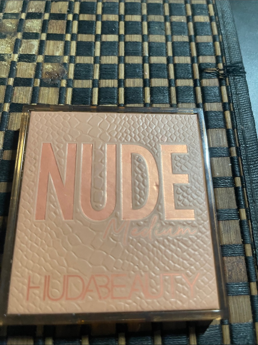 HUDA BEAUTY Nude Blush Compact - Medium Nude Peach